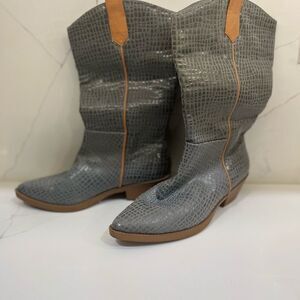 WONDERLY Gray and Tan Heeled Boots with Textured Leather